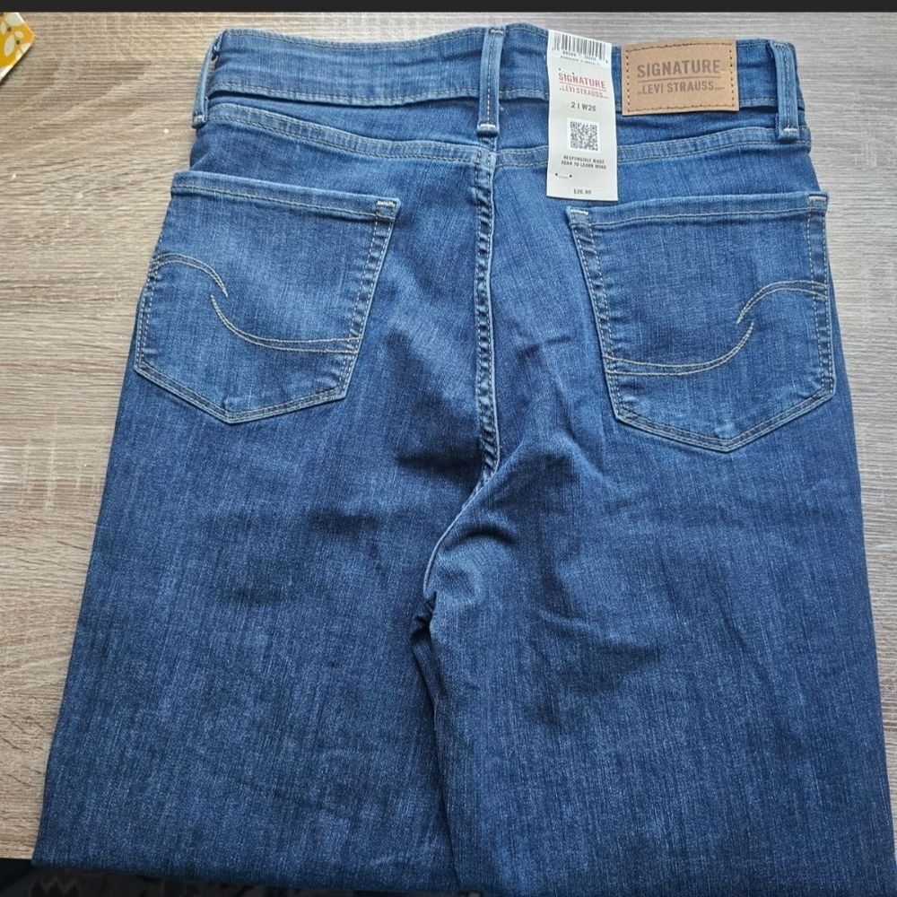 Signature By Levi Strauss Shaping Bootcut Jeans (21W/26) - Picture 6 of 8